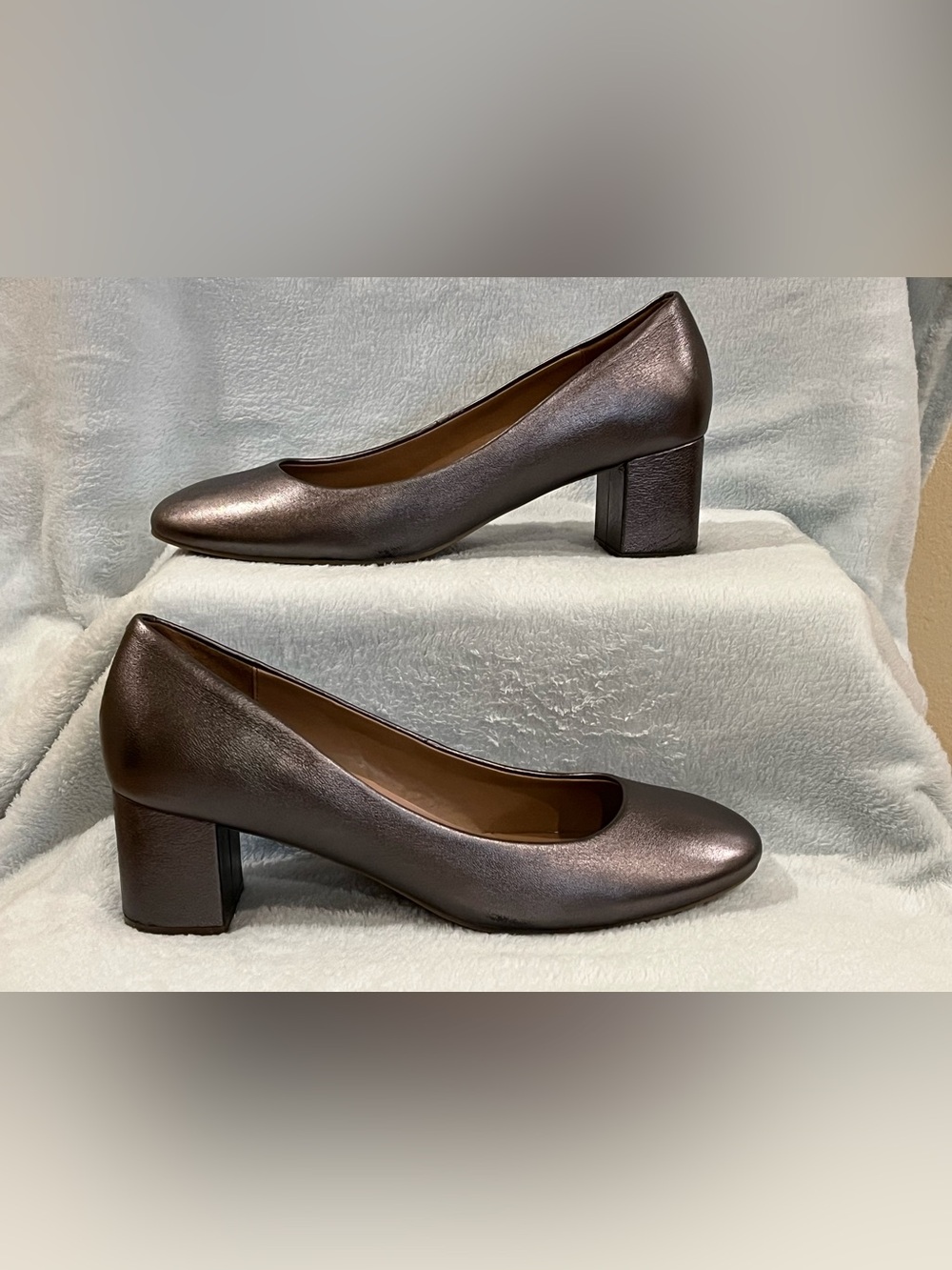 Aerosoles block heel pumps Round toe, arch support, padded. Silver metallic 10.5